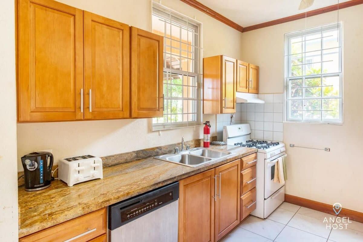 2-Story Townhome With Private Pool, Ideal For Group! 크리스트 처치 외부 사진