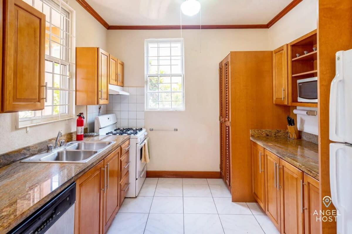 2-Story Townhome With Private Pool, Ideal For Group! 크리스트 처치 외부 사진